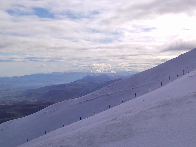 SNC00100.jpg - all'orizzonte i monti sibillini completamente innevati