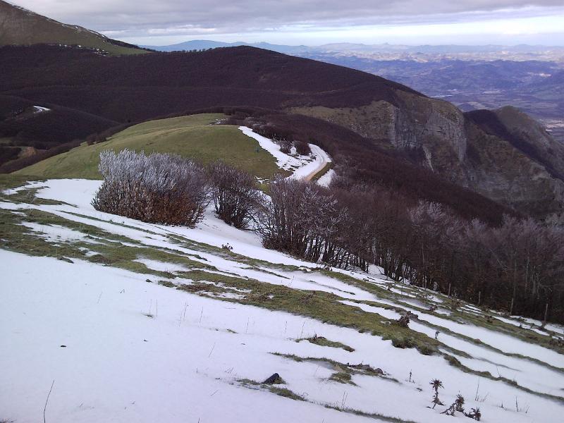 SNC00119.jpg - monte acuto direzione sciovie. sull'orizzonte, in fila, da sinistra verso destra:sasso simone e simoncello, monte carpegna, monte boaggine, monte copiolo, san marino e ..