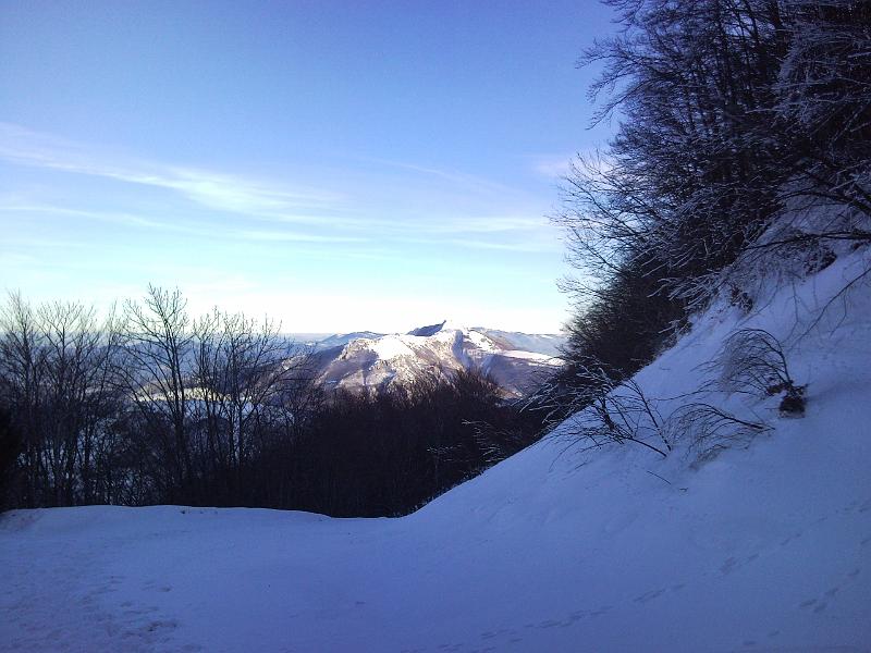 SNC00282.jpg - SULLE PISTE DA SCI: LAGGIU' SI VEDE IL MONTE DELLA STREGA